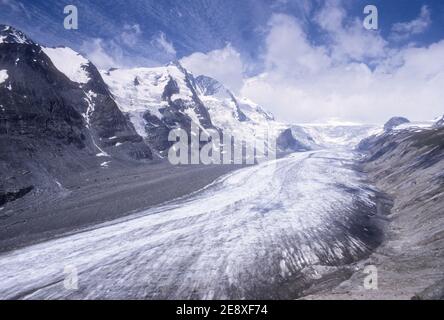 1990 Autriche la montagne Grossglockner et le glacier de Pasterze. Le Pasterze, d'une longueur d'environ 8.4 kilomètres (5.2 miles), est le plus long glacier d'Autriche et, dans les Alpes orientales, le Pasterze est une destination touristique importante, accessible par la pittoresque route alpine de Grossglockner. Le Grossglockner, Großglockner ou Glockner est à 3,798 mètres, la plus haute montagne d'Autriche, il fait partie du groupe Glockner de la chaîne Hohe Tauern. Le glacier de Pasterze se trouve sur la pente est de Grossglockner. Grossglockner avec glacier de Pasterze, Autriche Autriche, Carinthie et Tyrol de l'est, Autriche, UE, Europe Banque D'Images