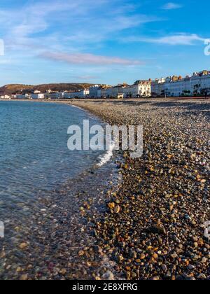La plage de galets et la promenade en bord de mer à Llandudno a bord de mer resort à Conwy Nord pays de Galles Royaume-Uni Banque D'Images