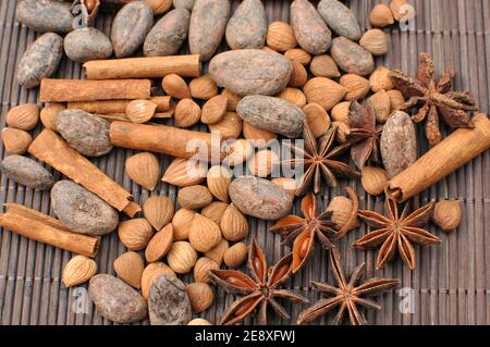 Concept avec des ingrédients pour le chocolat, les fèves de cacao, la cannelle, l'anis, les haricots abricot sur fond brun, vue de dessus, plat Banque D'Images