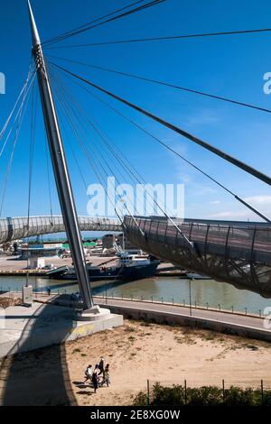 Pescara,région des Abruzzes,Italie:le 'Ponte sul Mare', construit sur le fleuve Pescara, relie la côte sud avec le nord un sentier vélo-piéton tha Banque D'Images