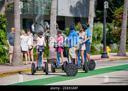 Groupe de visite sur les segways dans Miami Beach Street Photography Banque D'Images