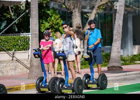 Groupe de visite sur les segways dans Miami Beach Street Photography Banque D'Images