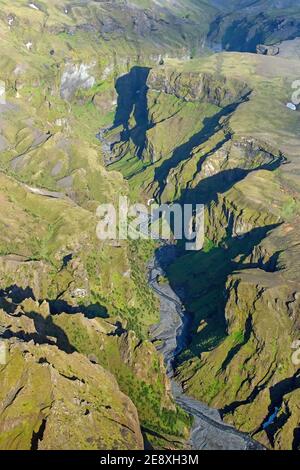 Vue aérienne sur la crête de la montagne Thorsmork / Þórsmörk / Rivière Thorsmoerk et Krossa en été dans le sud de Islande Banque D'Images