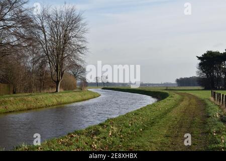 Canal paisible dans la campagne des pays-Bas avec des arbres sur le rive Banque D'Images