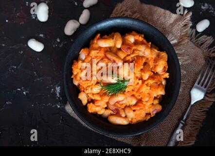 Purée de haricots blancs avec carotte dans une sauce tomate. Banque D'Images