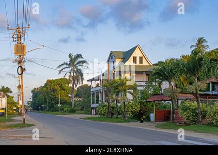 Maison coloniale dans la ville de Totness, fondée par des colons écossais et anglais dans le district de Coronie, Suriname / Surinam Banque D'Images