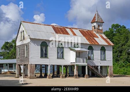 Église en bois construite sur des pilotis dans la ville de Totness, fondée par des colons écossais et anglais dans le district de Coronie, Suriname / Surinam Banque D'Images