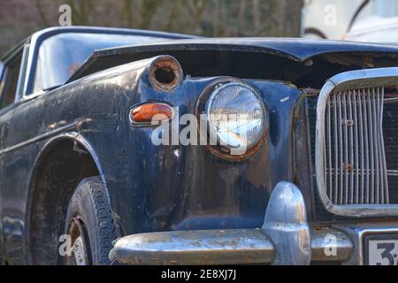 Abandonné le vieux classique Blue rover qui a été laissé à l'extérieur un atelier Banque D'Images