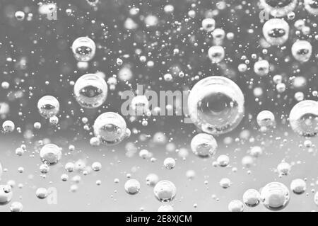 Macro bulles d'oxygène dans le sang. Liquide noir et blanc. Banque D'Images