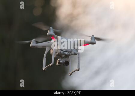 Great Malvern, Royaume-Uni, 27 décembre 2020 : drone avec caméra avec arrière-plan flou et beaucoup d'espace de copie. Couleurs du coucher du soleil et lumière du soir Banque D'Images