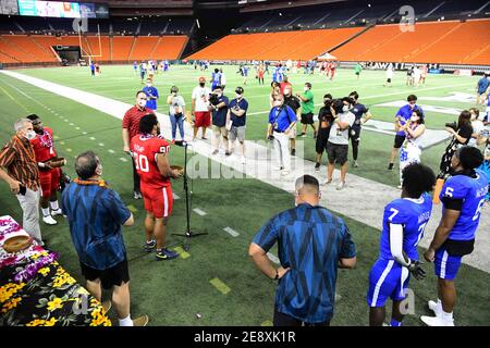 Honolulu, Hawaï, États-Unis. 31 janvier 2021. Les joueurs se sont réunis pour des récompenses à la fin d'un match de la NCAA Hula Bowl à Hawaï joué au stade Aloha. Crédit : Steven Erler/ZUMA Wire/Alay Live News Banque D'Images