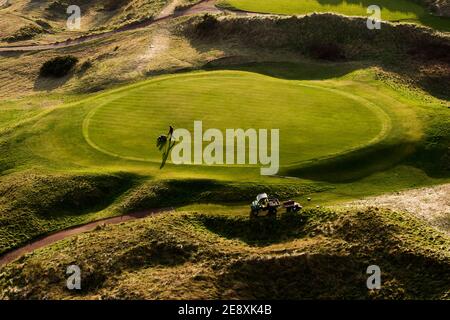 Gardien au club de golf de Wallasey, Wirral tond le green lors de l'enfermement le 1er février 2021. Les clubs de golf autour du Royaume-Uni restent sous le strict Tsul Banque D'Images