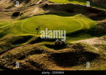 Gardien au club de golf de Wallasey, Wirral tond le green lors de l'enfermement le 1er février 2021. Les clubs de golf autour du Royaume-Uni restent sous le strict Tsul Banque D'Images