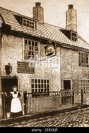 L'ancienne maison publique 'Greenland Fishery' de Lower Church Street, Whitby, Yorkshire, Royaume-Uni, avec sa femme continentale debout à l'entrée - toujours en vie comme une habitation privée aujourd'hui. Banque D'Images