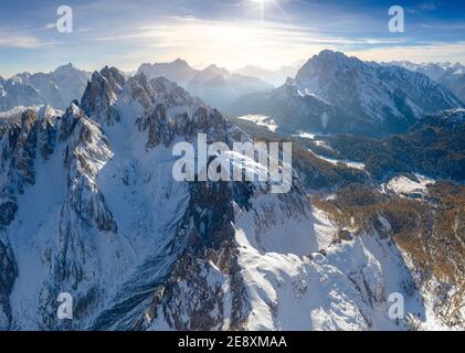 Vue aérienne des montagnes Cadini Di Misurina, Sorapals et Cristallo couvertes de neige, Dolomites, province de Belluno, Vénétie, Italie Banque D'Images