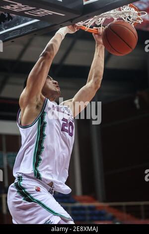 Zhuji, province chinoise de Zhejiang. 1er février 2021. Tao Hanlin, de Shandong Heroes, dunks, lors du 37e tour de match entre les Lions de Zhejiang et les héros de Shandong à la saison 2020-2021 de la ligue de l'Association chinoise de basket-ball (ABC) à Zhuji, dans la province de Zhejiang, en Chine orientale, le 1er février 2021. Crédit: PAN Yulong/Xinhua/Alay Live News Banque D'Images