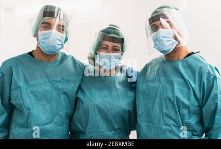 Équipe de travailleurs médicaux portant un équipement de protection individuelle pendant la corona Épidémie de virus - médecin travaillant pour arrêter et prévenir le coronavirus Banque D'Images