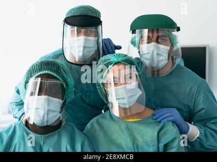 Les médecins portant un équipement de protection individuelle luttant contre l'épidémie de virus corona - concept des travailleurs de la santé et de la santé Banque D'Images