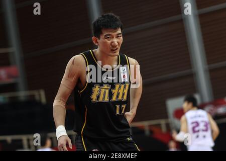 Zhuji, province chinoise de Zhejiang. 1er février 2021. Sun Minghui, du Lions de Zhejiang, réagit lors du 37e tour de match entre les Lions de Zhejiang et les héros de Shandong lors de la saison 2020-2021 de la ligue de l'Association chinoise de basket-ball (CBA) à Zhuji, dans la province de Zhejiang, en Chine orientale, le 1er février 2021. Crédit: PAN Yulong/Xinhua/Alay Live News Banque D'Images