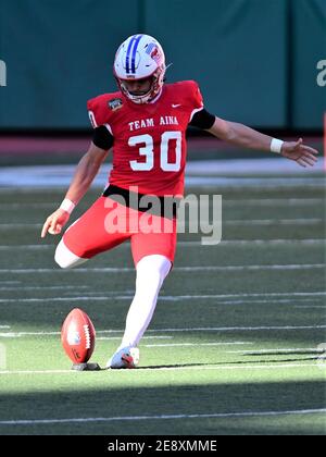 Honolulu, Hawaï, États-Unis. 31 janvier 2021. CHRIS NAGGAR, de Southern Methodist, a donné un coup de pied lors d'un match de NCAA Hula Bowl à Hawaï joué au stade Aloha. Crédit : Steven Erler/ZUMA Wire/Alay Live News Banque D'Images