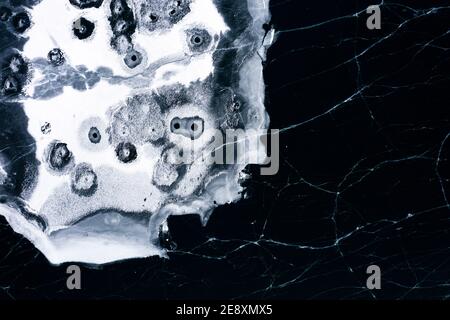 Détails et formes de glace fissurée sur le lac gelé Silvaplana, vue aérienne, Maloja, Engadine, canton de Graubunden, Suisse Banque D'Images