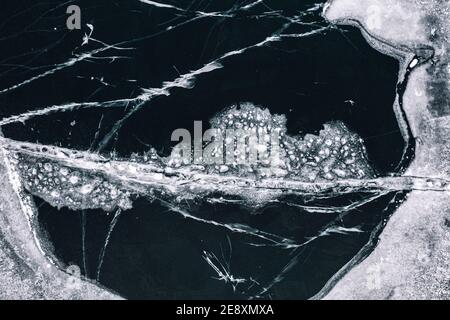 Détails et formes de glace fissurée sur le lac gelé Silvaplana, vue aérienne, Maloja, Engadine, canton de Graubunden, Suisse Banque D'Images