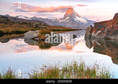 Matterhorn se reflète dans l'eau immaculée du lac Stellisee à l'aube, Zermatt, canton du Valais, Suisse Banque D'Images