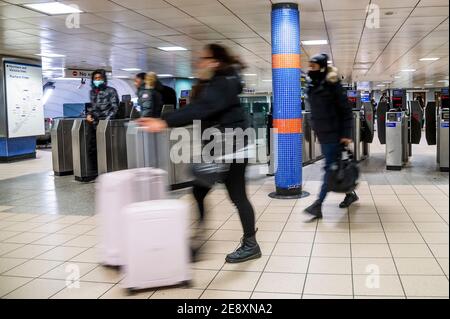 Londres, Royaume-Uni. 1er février 2021. Le métro est encore assez occupé, à la station Euston, malgré le nouveau verrouillage national, rester à la maison, instructions. La plupart des voyageurs portent des masques car ils sont déjà obligatoires. Crédit : Guy Bell/Alay Live News Banque D'Images