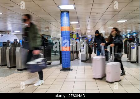 Londres, Royaume-Uni. 1er février 2021. Le métro est encore assez occupé, à la station Euston, malgré le nouveau verrouillage national, rester à la maison, instructions. La plupart des voyageurs portent des masques car ils sont déjà obligatoires. Crédit : Guy Bell/Alay Live News Banque D'Images