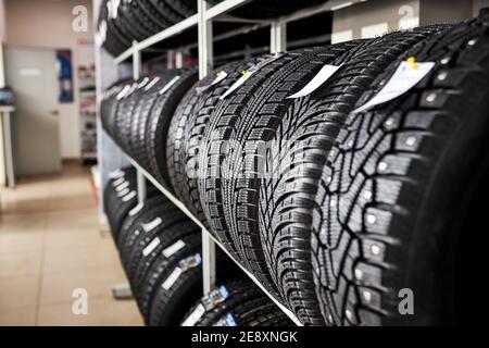 assortiment de pneus pour voiture dans garage de réparation, remplacement des pneus hiver et été. concept de remplacement des pneus saisonniers. Banque D'Images