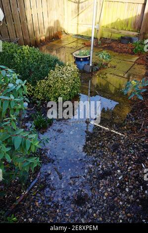 Un patio inondé de jardin a été causé par des niveaux d'eau élevés dans le drain sud de 40 pieds après de fortes pluies. Banque D'Images