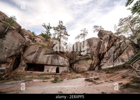 dans la montagne rocheuse bâti-dans le logement pour les personnes qui se sont cachés pendant les guerres. ancienne colonie. Banque D'Images