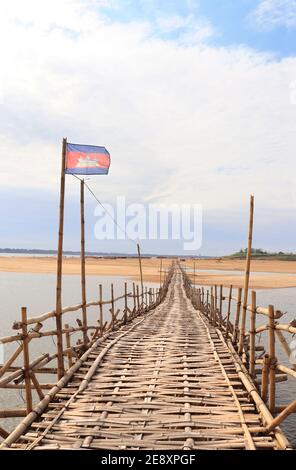 Pont en bambou traversant le Mékong entre la ville de Kampong Cham et l'île de Koh Paen, au Cambodge Banque D'Images