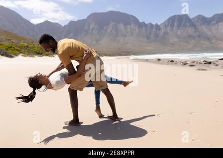 Couple afro-américain s'amusant à danser sur la plage la mer Banque D'Images