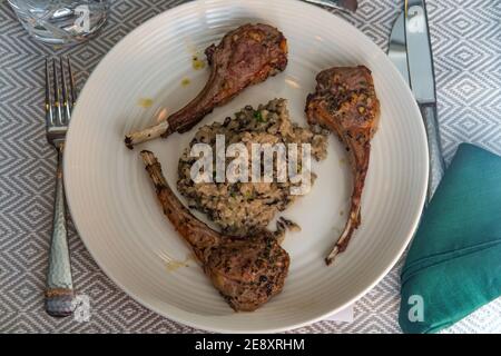 Côtes d'agneau marinées et risotto aux champignons Banque D'Images