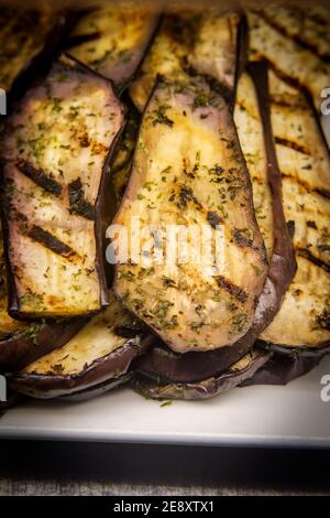 Aubergine italienne grillée exposée au marché local Banque D'Images