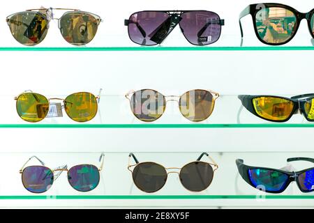 Malaga, Espagne - 27 novembre 2017. Lunettes de soleil de créateur à vendre dans un magasin hors taxes à l'aéroport Banque D'Images