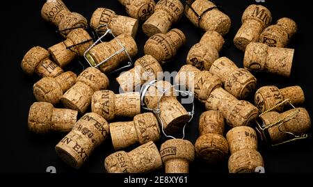 Sibiu City, Roumanie - 05 janvier 2020. Bouchons de bouchons de différents pays producteurs de champagne utilisés sur fond noir Banque D'Images