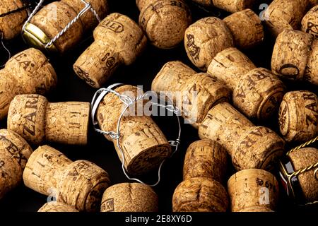 Sibiu City, Roumanie - 05 janvier 2020. Bouchons de bouchons de différents pays producteurs de champagne utilisés sur fond noir Banque D'Images