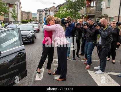 Photo Date - jeudi 1er juin 2017: Légende originale - Joanna Cherry a rencontré Nicola Sturgeon au centre de quartier d'Oxgang. Le Premier ministre Nicola Sturgeon a déclaré qu'avec sept jours avant les élections du 8 juin, les électeurs écossais doivent faire face à un choix clair entre le SNP qui veut une voix forte pour l'Écosse ou les Tories qui veulent faire taire l'Écosse. Mise à jour de la légende - lundi 1er février 2021 : Joanna Cherry a été abandonnée de l'équipe du parti national écossais à Westminster. Le député du Sud-Ouest d'Édimbourg a déclaré qu'elle avait été détournée de la position de justice 'épousant le vou dur Banque D'Images