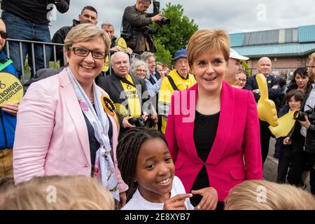 Photo Date - jeudi 1er juin 2017: Légende originale - Joanna Cherry (L) a rencontré Nicola Sturgeon au centre de quartier d'Oxgang. Le Premier ministre Nicola Sturgeon a déclaré qu'avec sept jours avant les élections du 8 juin, les électeurs écossais doivent faire face à un choix clair entre le SNP qui veut une voix forte pour l'Écosse ou les Tories qui veulent faire taire l'Écosse. Mise à jour de la légende - lundi 1er février 2021 : Joanna Cherry a été abandonnée de l'équipe du parti national écossais à Westminster. Le député du Sud-Ouest d'Édimbourg a déclaré qu'elle avait été mise à pied de la position de justice 'despite har Banque D'Images