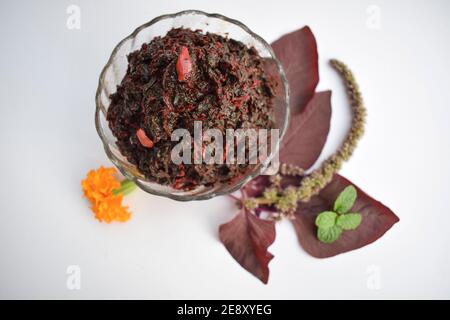 Feuilles rouges de chowli bhaji ou d'Amaranth en plein soleil. Légumes verts verts de saison bio dans le jardin de cuisine. Banque D'Images