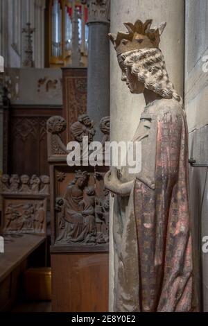 Der Magdeburger Dom ist eine dreischiffige Kreuzbasilika mit Umgangschor. Banque D'Images