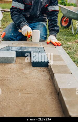 Reconstruction d'une maison de campagne - décoration extérieure et carrelage Banque D'Images