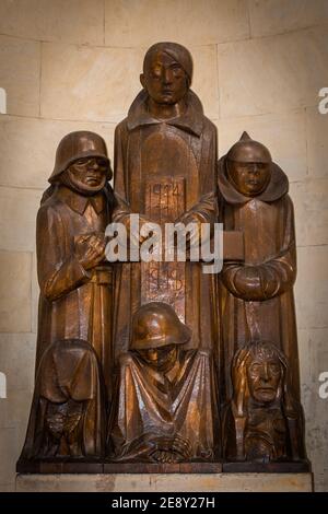 Der Magdeburger Dom ist eine dreischiffige Kreuzbasilika mit Umgangschor. Banque D'Images