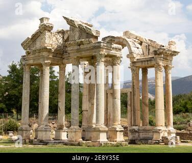 Célèbre porte de Tetrapylon à Aphrodisias (Turquie) dédiée à Aphrodite construite pendant l'ère hellénique. A l'époque romaine, c'était une petite ville de Caria. Banque D'Images