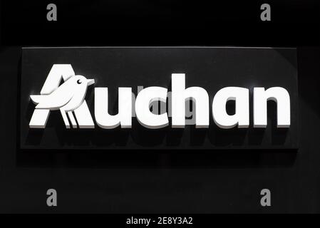 STRASBOURG - MAI 2017 : logotype noir du supermarché Auchan à Strasbourg, mai 2017 en France Banque D'Images