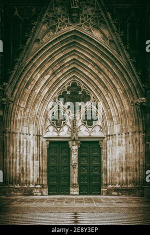 Der Magdeburger Dom ist eine dreischiffige Kreuzbasilika mit Umgangschor. Banque D'Images