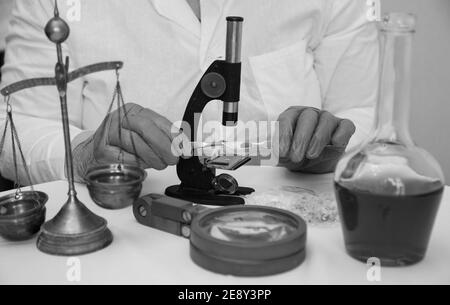 Microscope et mains en laboratoire porter des gants wb Banque D'Images
