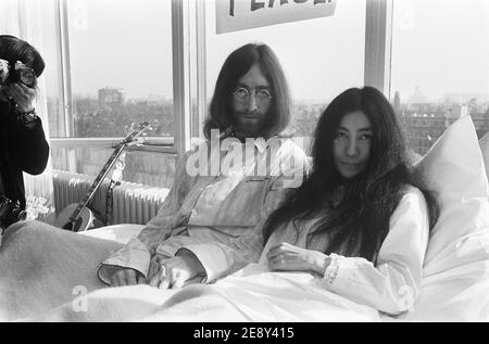 John Lennon et Yoko Ono dans les deux semaines de Bed-ins pour la paix à l'hôtel Hilton à Amsterdam 1969. Banque D'Images